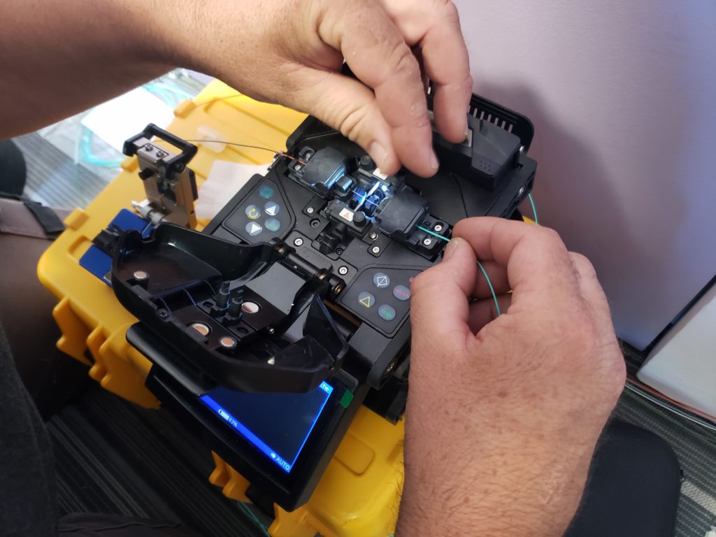 Réalisation de travaux d'électricité en courant faible