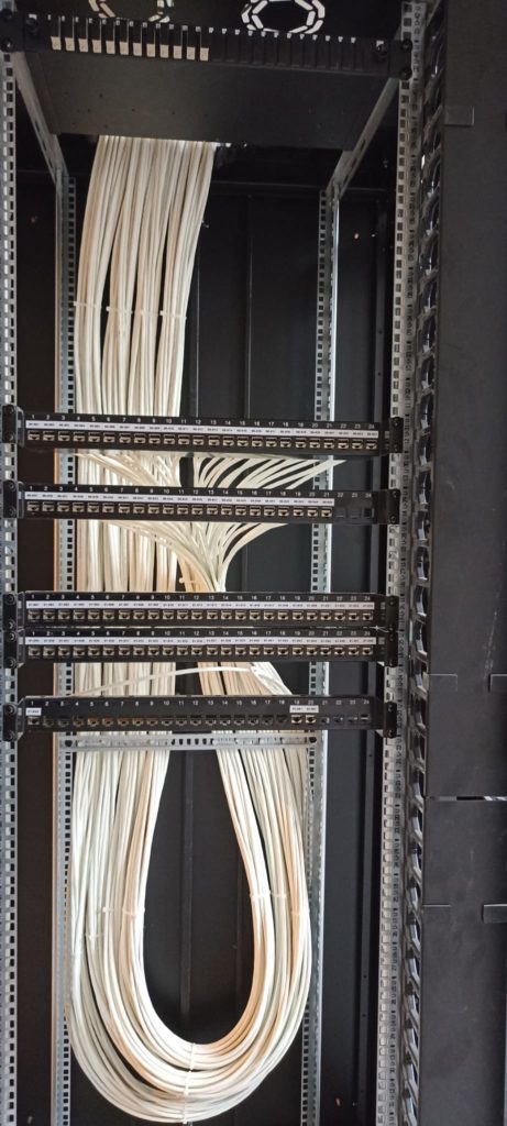 Réalisation de travaux d'électricité et de câblage fibre optique